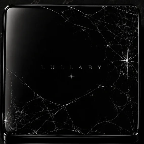 Zamknięta czarna kasetka pudru Lullaby ze srebrną pajęczyną