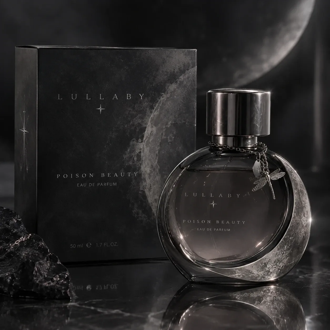 Flakon Lullaby Poison Beauty Eau de Parfum z księżycowym półokręgiem i zawieszką w kształcie ważki, obok czarny kartonik z motywem księżyca